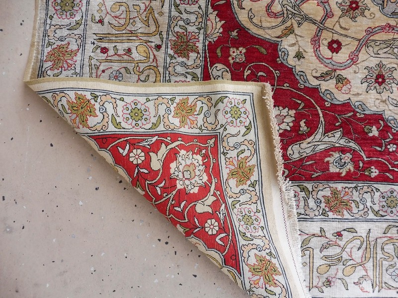 MAGNIFICENT 4' X 6' SIGNED SILK AND GOLD THREAD HEREKE ORIENTAL RUG gallery