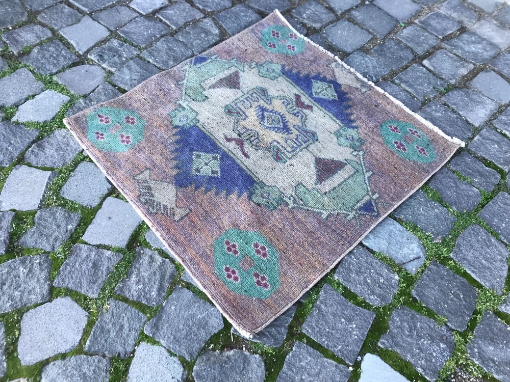 Turkish Vintage Small Rug Handmade Wool Bohemian Bath Mat Rug 2,0 x 2,0 ft