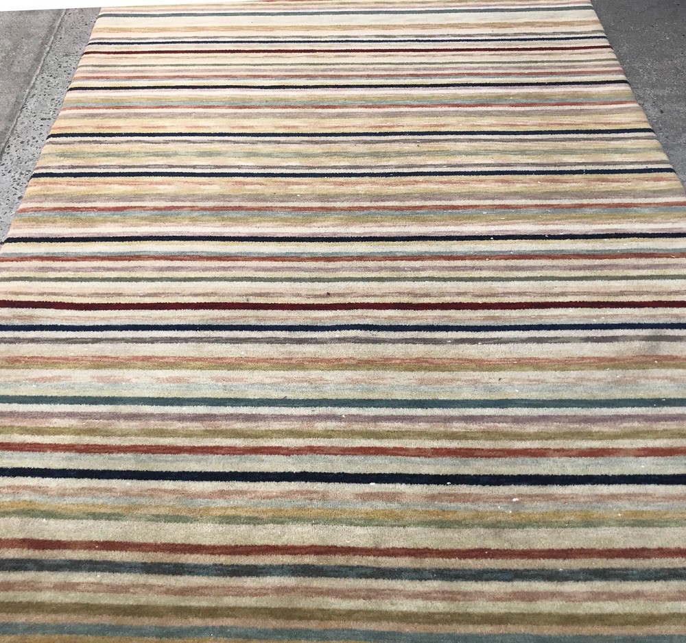 AN ATTRACTIVE STRIP DESIGN MODERN RUG