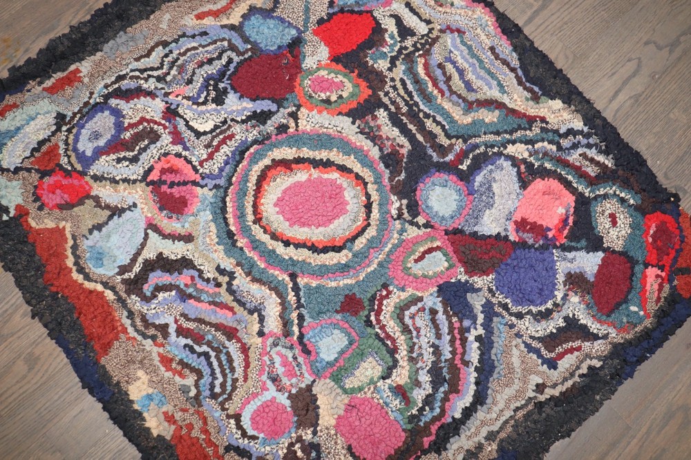 Vintage Psychedelic Floral American Hook Hooked Square Rug Size 2'10''x3'2''