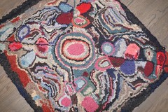 Vintage Psychedelic Floral American Hook Hooked Square Rug Size 2’10”x3’2”