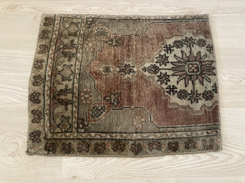 Square rug, Pink rug, Turkish rug, Vintage small rug, Doormat rug, 1.4 x 1.8 ft gallery