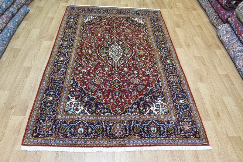 STUNNING HANDMADE ORIENTAL WOOL AND SILK RUG WITH FINE FLORAL DESIGN 220 X 138CM gallery