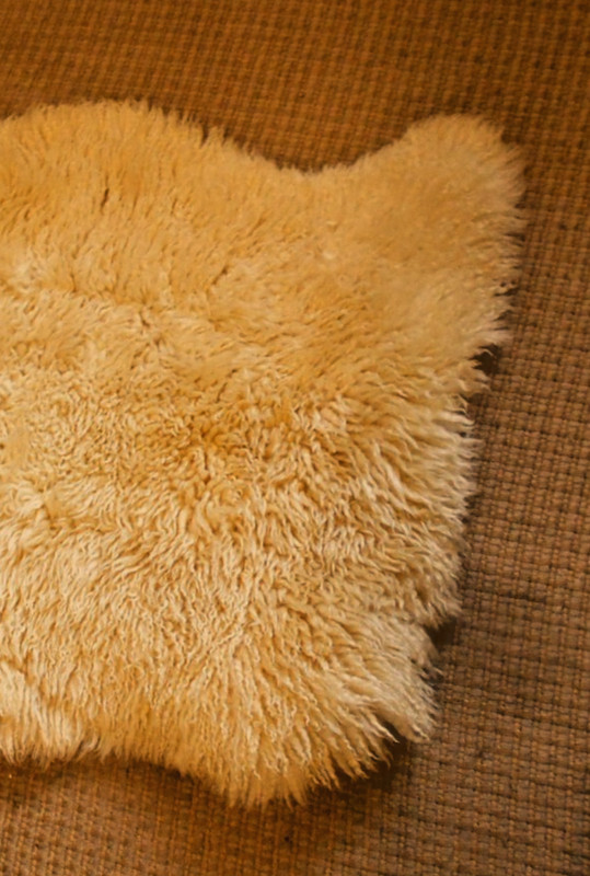 AUSTRALIAN 100% WHITE SHEEPSKIN LAMBSKIN RUG 99 X 66 CM OR 39 X 26 INCH LOT B gallery