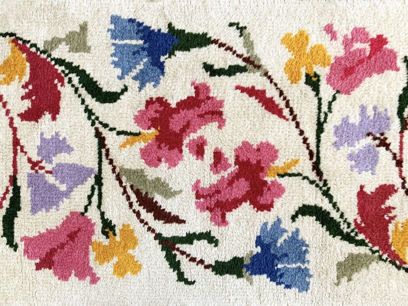 Vintage Hand Made American Hooked Rug Wool ~ Flowers ~ Floral 4'5" x 2'2" gallery