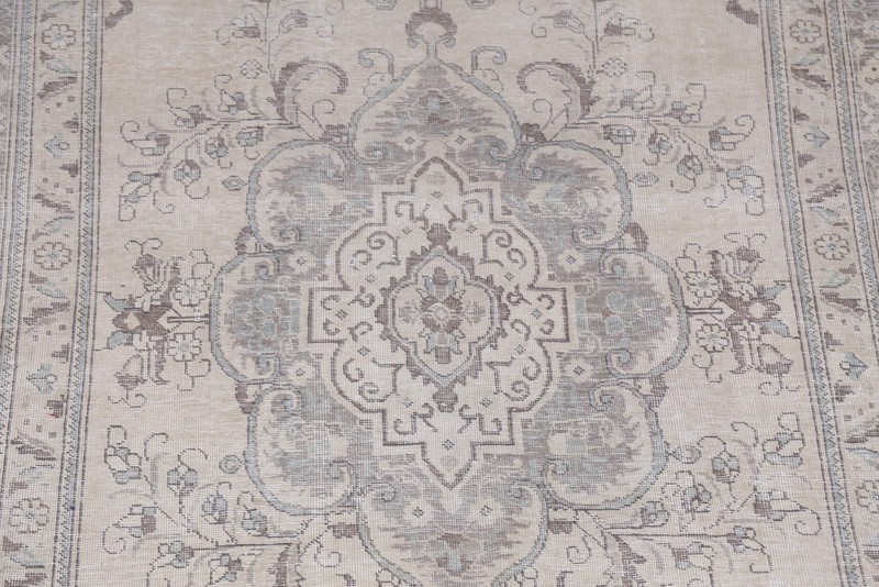 Distressed Floral Area Rug 6x10 Ft Handmade Wool Carpet Beige / Gray Medallion gallery
