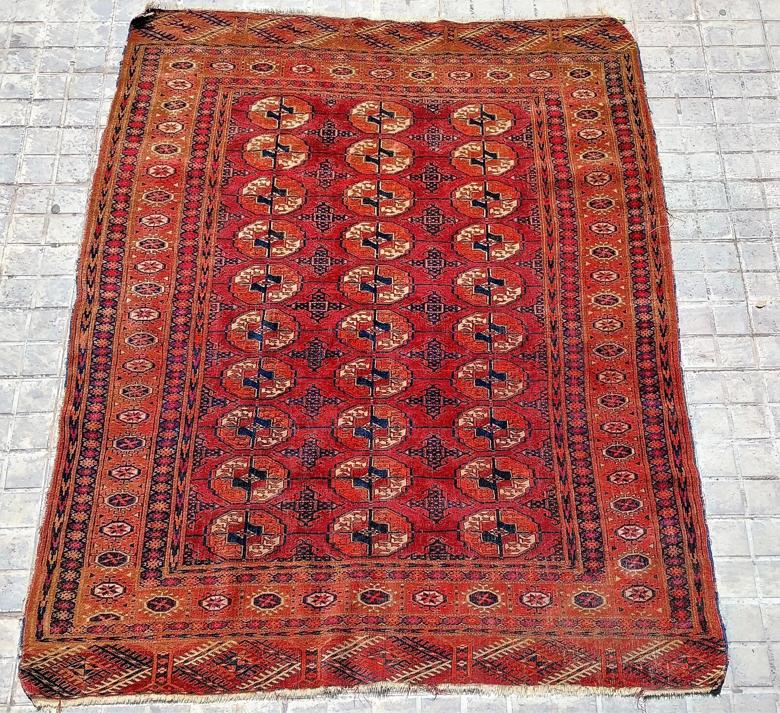 CARPET TEKKE. WOOL KNOTED BY HAND. TEKKE. TURKMENISTAN. XIX-XX CENTURY gallery
