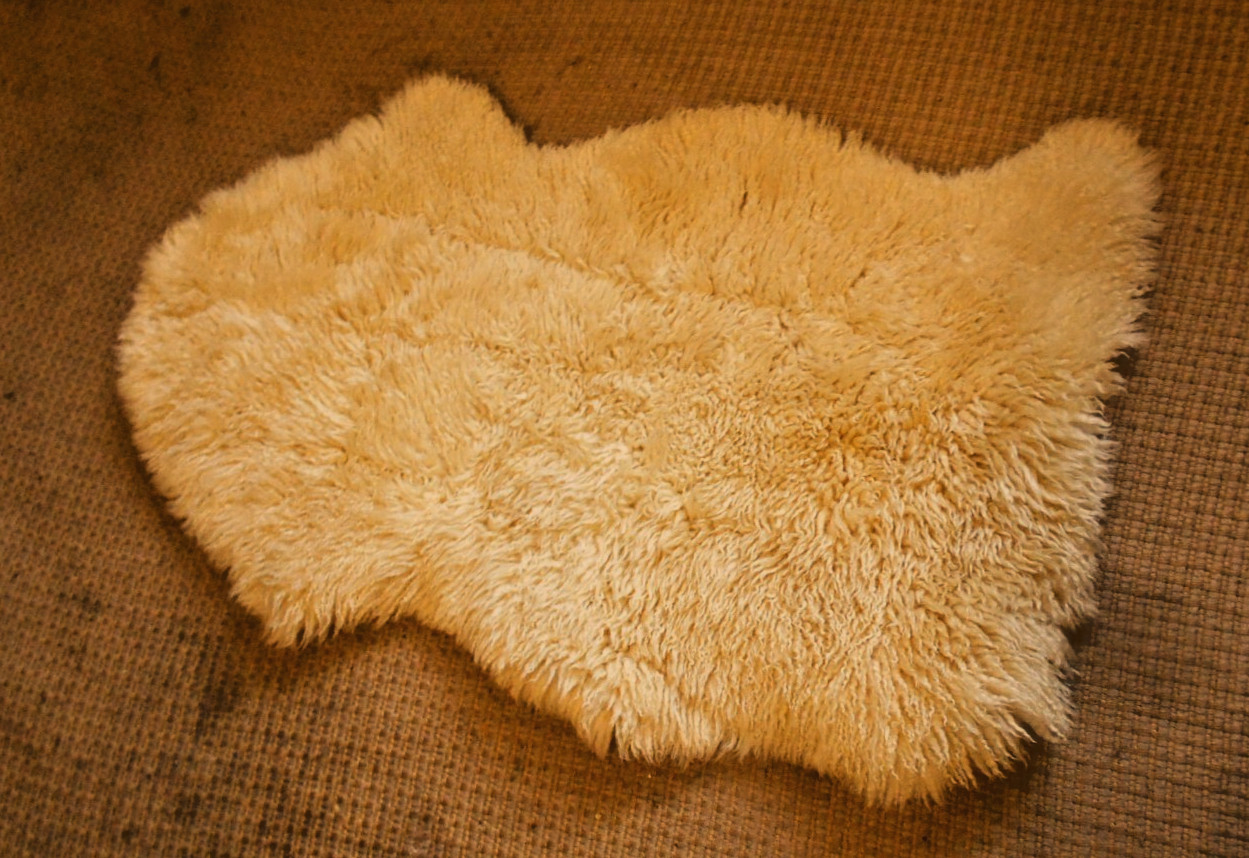 AUSTRALIAN 100% WHITE SHEEPSKIN LAMBSKIN RUG 99 X 66 CM OR 39 X 26 INCH LOT B gallery