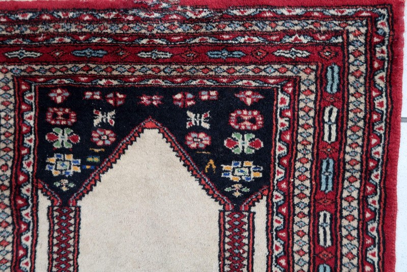 Handmade vintage Pakistani Lahore prayer rug 1.9' x 3' (60cm x 93cm) 1970s - 1C8 gallery