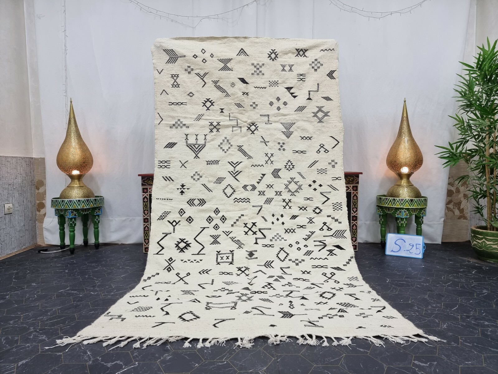 Moroccan Handmade Kilim Zanafi Rug 4'4"x8'3" Berber Abstract White Black Carpet gallery