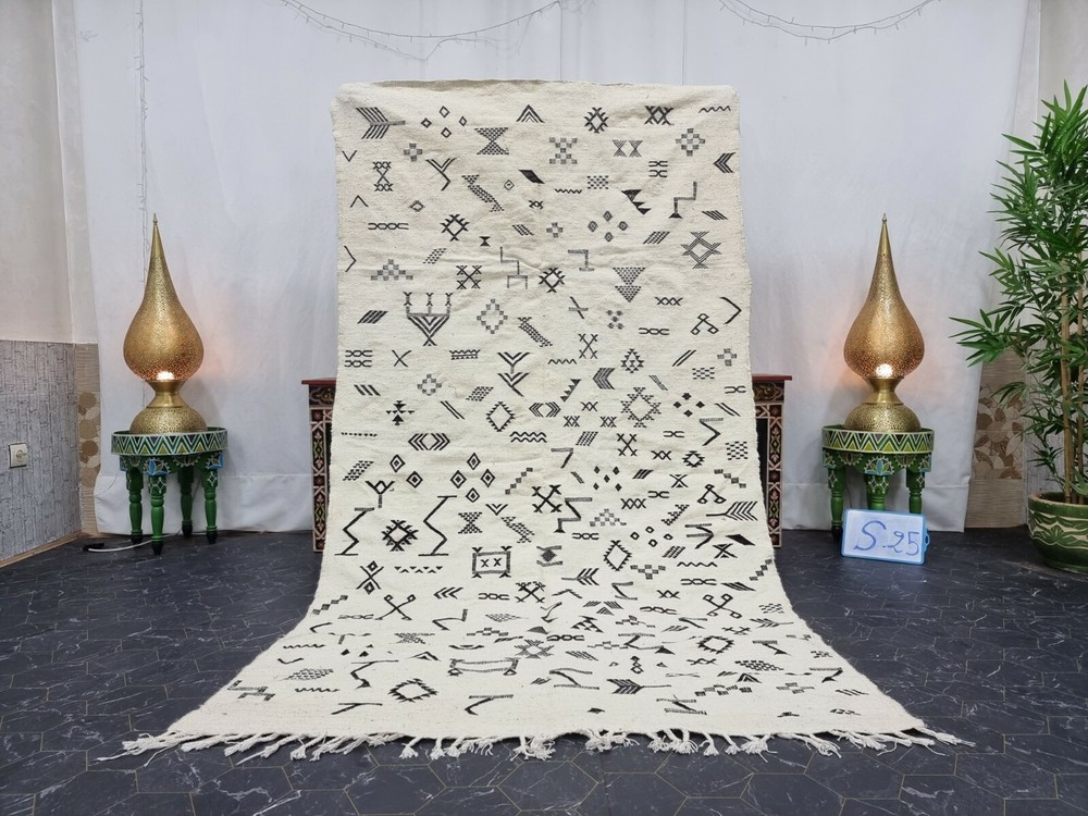 Moroccan Handmade Kilim Zanafi Rug 4'4"x8'3" Berber Abstract White Black Carpet