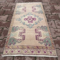 2×3 ft Faded Beige Vintage Turkish Wool Rug With Sage Corners – Tariff Free