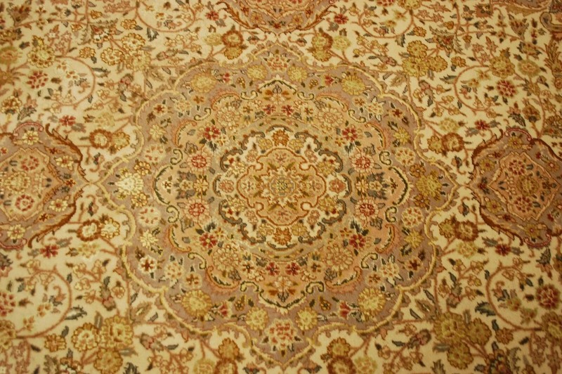 NATURAL WOOL,SILK Old HandWoven Oriental Rug,IN size OF 8'5" Diamet BIRDS DESIGN gallery