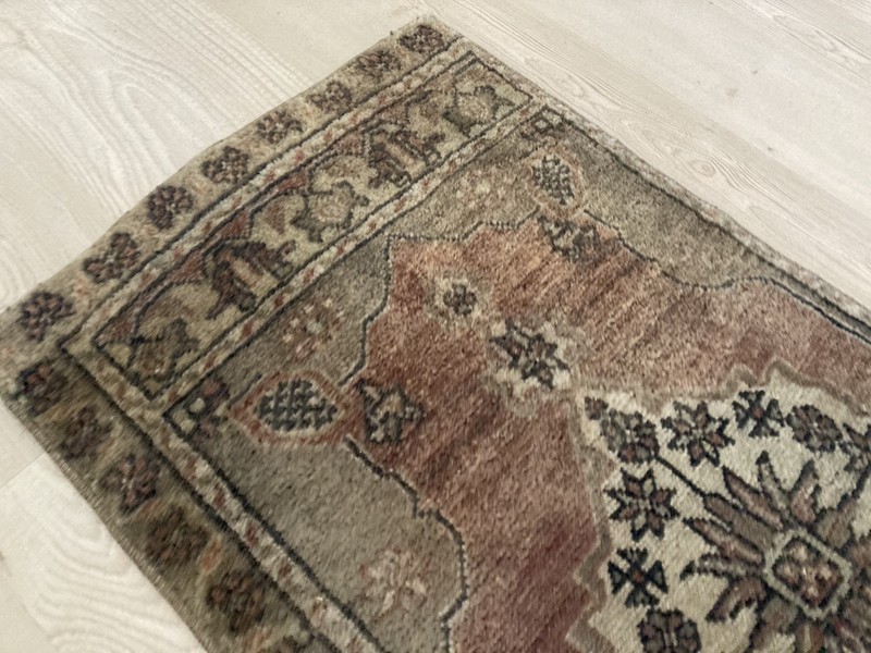 Square rug, Pink rug, Turkish rug, Vintage small rug, Doormat rug, 1.4 x 1.8 ft gallery
