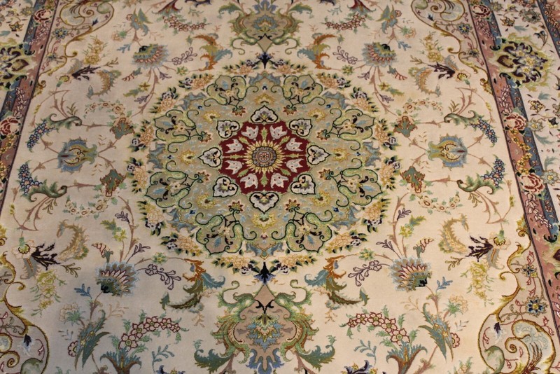 7' x 5' Handmade Fine Quality Tabris Rug, made out of 100% Natural Wool & Silk gallery
