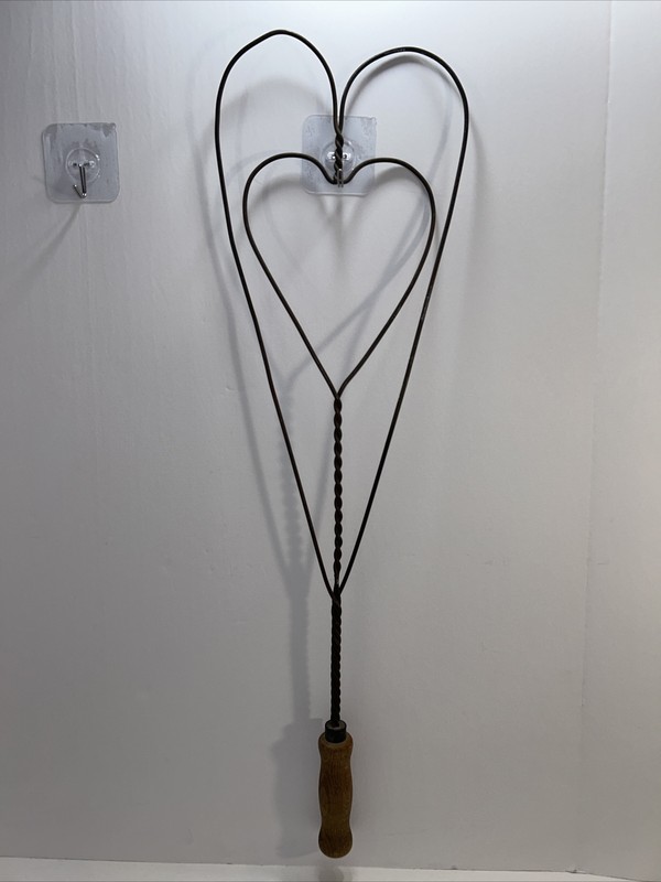 PRIMITIVE HEART TWISTED WIRE BRAIDED RUG BEATER WOOD HANDLE FARMHOUSE DECOR gallery