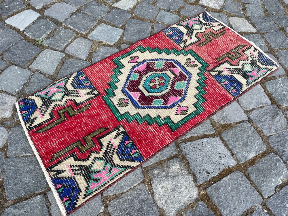 Turkish Vintage Small Rug Handmade Wool Bohemian Bath Mat Rug 1,2 x 2,6 ft