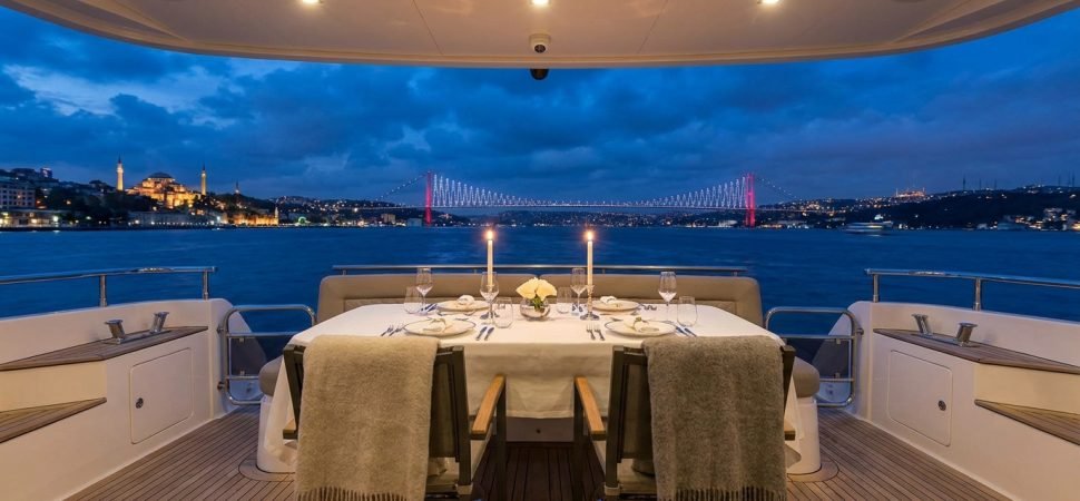 Kış Yatta Akşam Yemeği İstanbul: Romantik Anlar & Fiyatlar - Öne Çıkarılmış Görsel